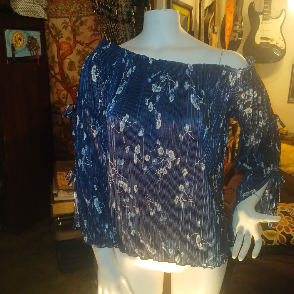 💙2/$20  LC Lauren Conrad Navy Floral Off-Shoulder Blouse